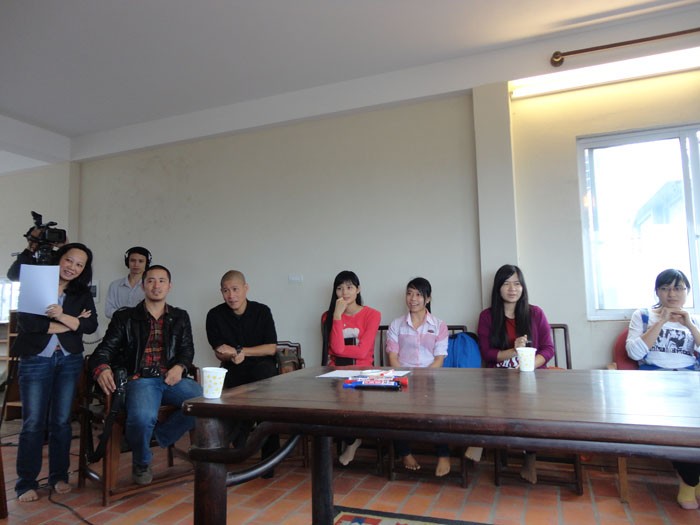 Từ trái qua phải TS Nguyễn Lệ Hằng - GĐ trung tâm, đạo diễn Thanh Hưng (phim Phóng viên vui nhộn), kiến trúc sư Thanh cùng các bạn sinh viên.